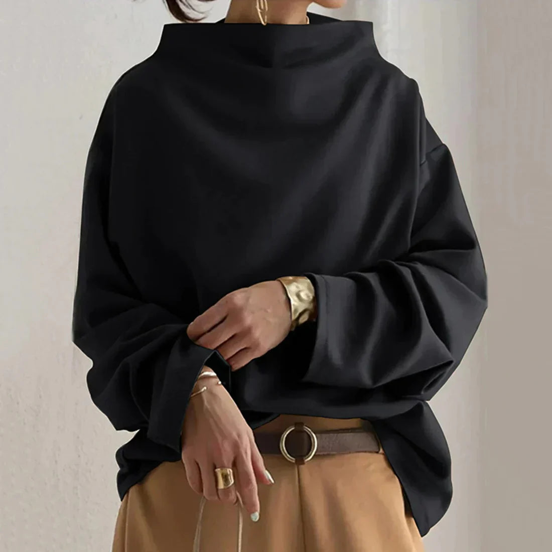 JO | Black jumper with oversized round neckline