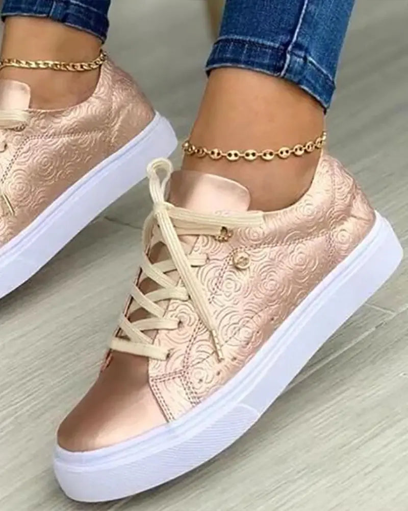 JO | Chic sneakers with golden details