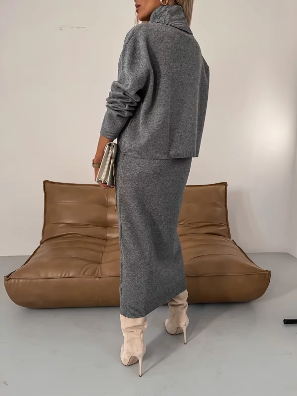 JO | Classic and elegant winter blouse