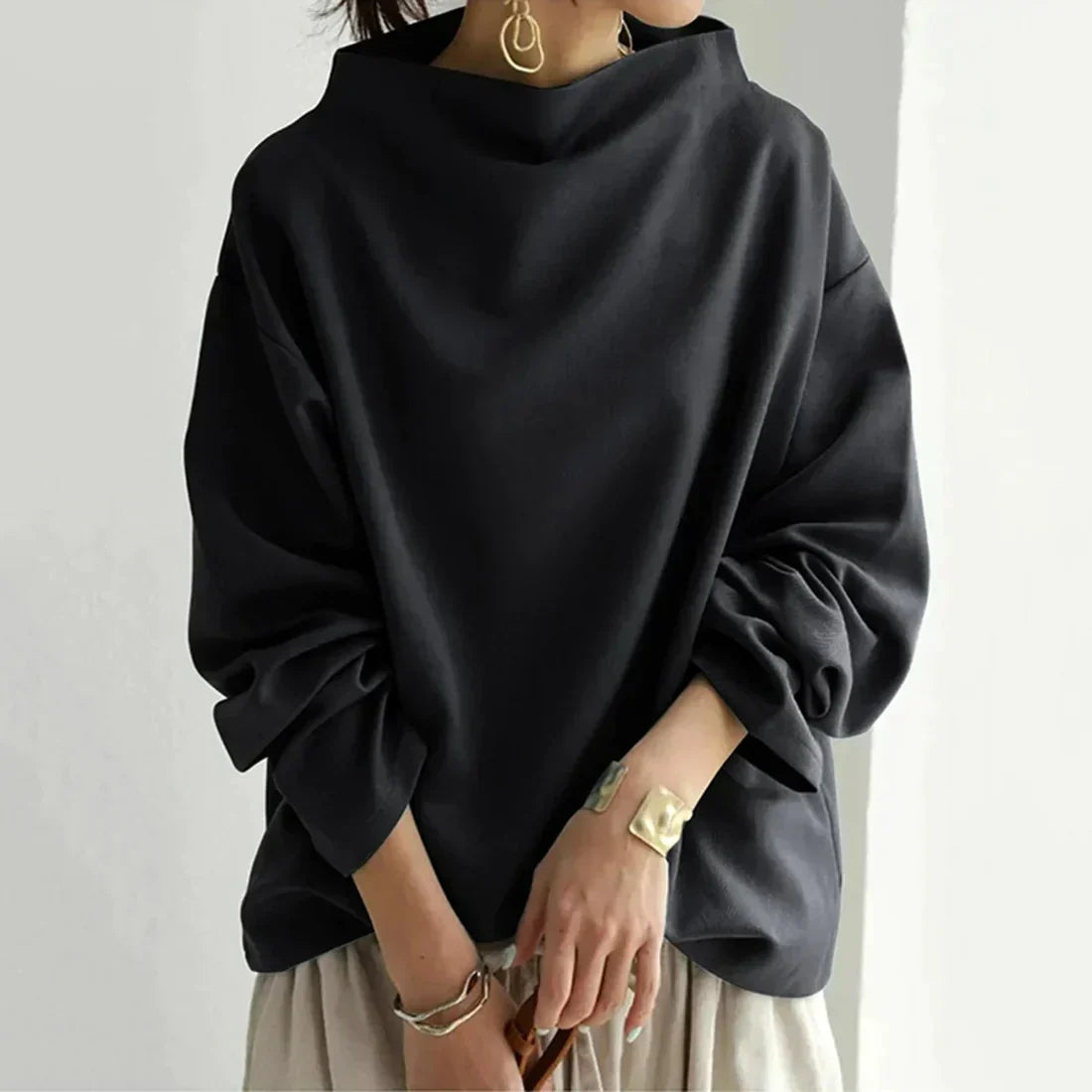JO | Black jumper with oversized round neckline