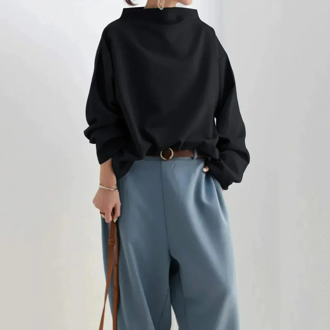 JO | Black jumper with oversized round neckline