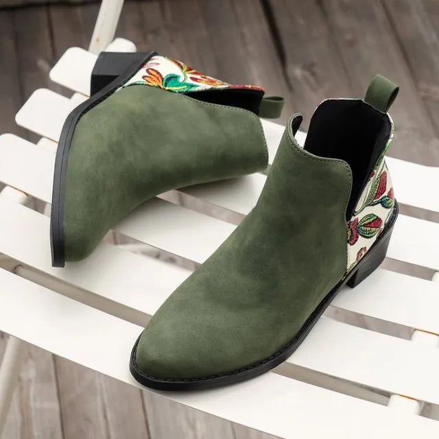 JO | Playful and lightweight boots