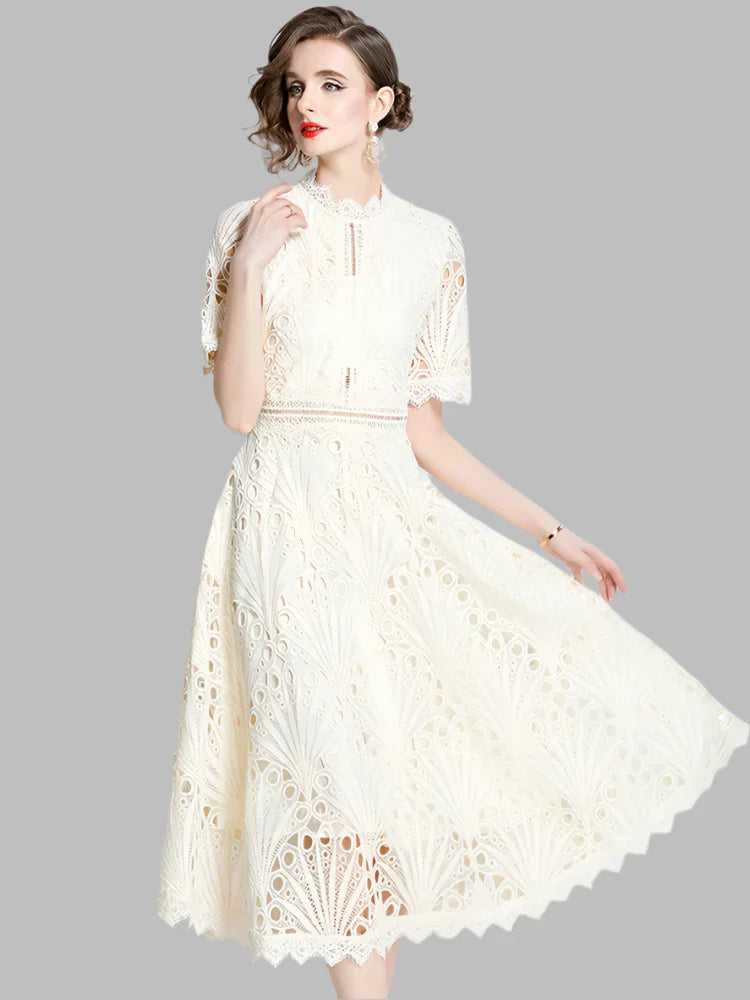JO | Elegant midi dress in crocheted lace with floral pattern