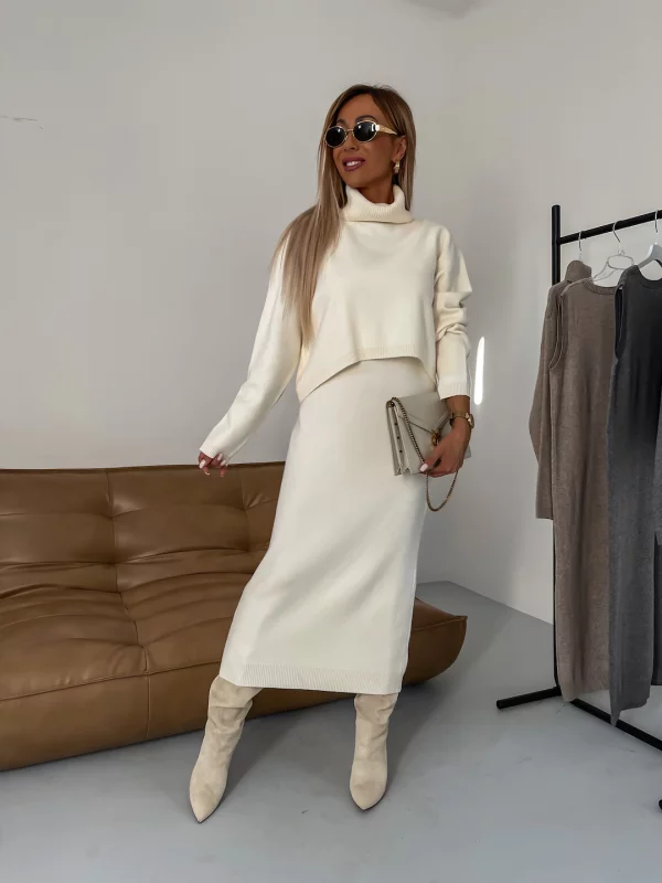 JO | Classic and elegant winter blouse