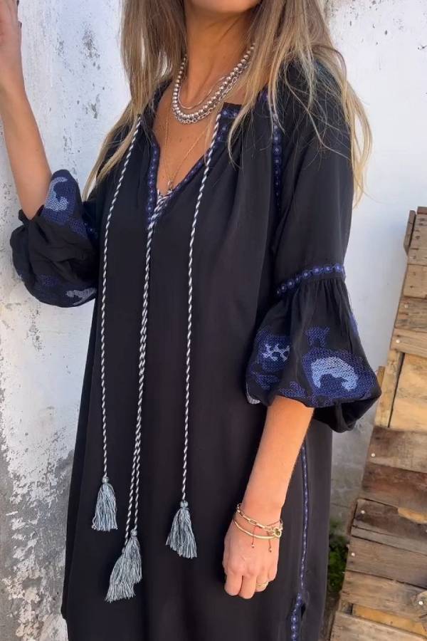 JO | Embroidered dress with V-neck and bell sleeves