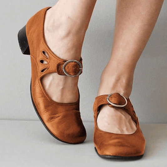 JO | Shoes with low heels and buckle