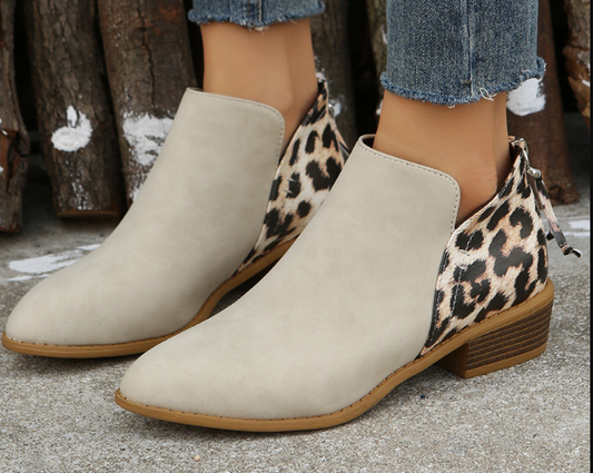 JO | Playful and lightweight boots