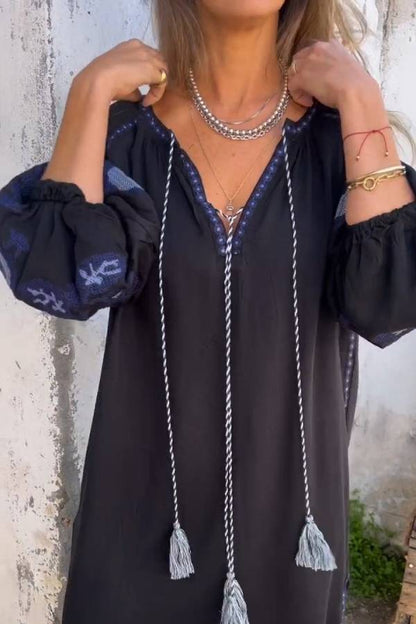 JO | Embroidered dress with V-neck and bell sleeves